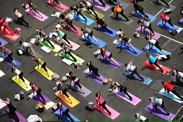 People join 10 hours' yoga marathon in Hong Kong 