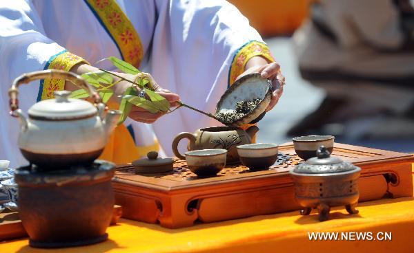 Ritual of tasting Buddha tea held in E. China