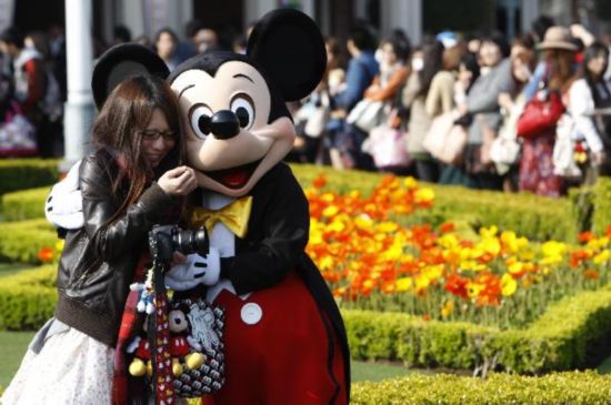 Tokyo Disneyland reopens after earthquake