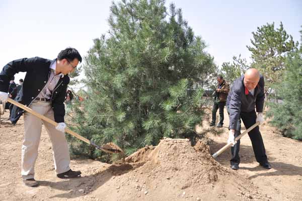 China's ambassadors to foreign countries plant trees in Beijing