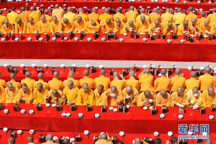 1,000 Buddhist monks practice ritual in Nanjing