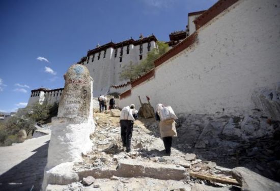 Potala Palace undergoing renovations on path