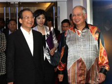 Premier Wen meets with Malaysian PM to boost ties