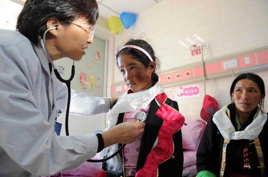 HEFEI, Nov. 5, 2012 (Xinhua) -- Sonam Qoezom (C), a girl of Tibet ethnic group who is diagnosed with congenital heart disease (CHD), receives physical examination at Anhui Provincial Children Hospital in Hefei, capital of east China's Anhui Province, Nov. 5, 2012. A total of 22 CHD children from China's Tibet Autonomous Region were brought to Anhui for a free medical treatment on Sunday. (Xinhua/Liu Junxi) (lfj) 