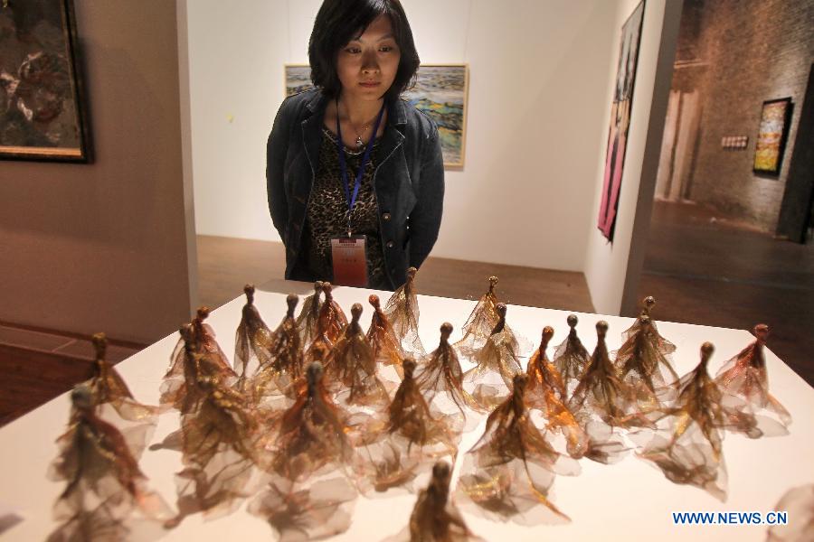An exhibitor visits the 7th From Lausanne to Beijing Fiber Art Biennial Exhibition in Nantong, east China's Jiangsu Province, Nov. 5, 2012. The exhibition, displaying more than 300 pieces of works from 37 countries and regions, will be held here from Nov. 8 to Dec. 5 this year. (Xinhua/Xu Congjun)