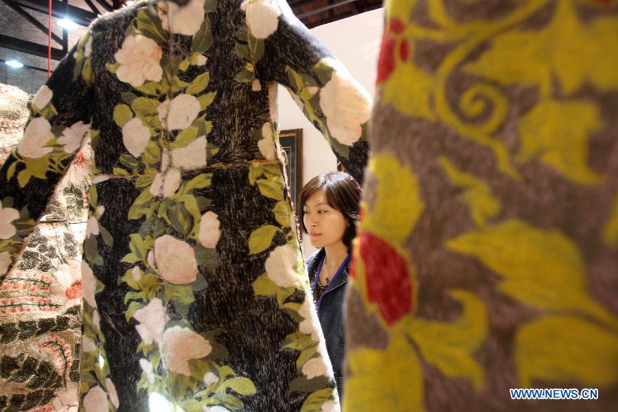 An exhibitor visits the 7th From Lausanne to Beijing Fiber Art Biennial Exhibition in Nantong, east China's Jiangsu Province, Nov. 5, 2012. The exhibition, displaying more than 300 pieces of works from 37 countries and regions, will be held here from Nov. 8 to Dec. 5 this year. (Xinhua/Xu Congjun) 