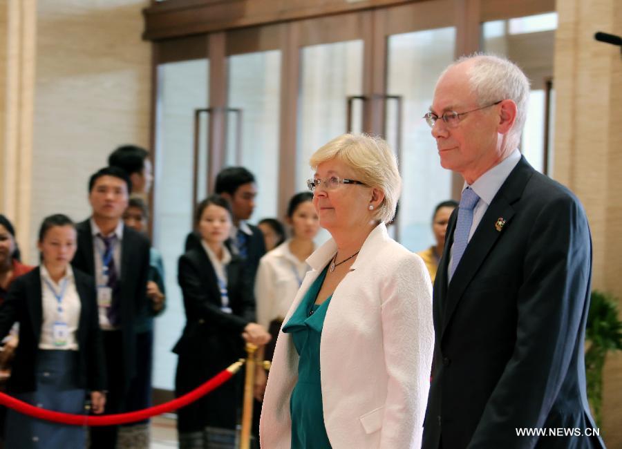European Council President Herman Van Rompuy (R) walks into the venue for the opening ceremony of the Ninth Asia-Europe Meeting (ASEM) Summit in Laos, Vientiane, Nov. 5, 2012. Leaders from Asian and European opened the Ninth Asia-Europe Meeting (ASEM) Summit in Lao capital of Vientiane on Monday with economic and financial issues featuring high on the agenda. (Xinhua/Li Peng)