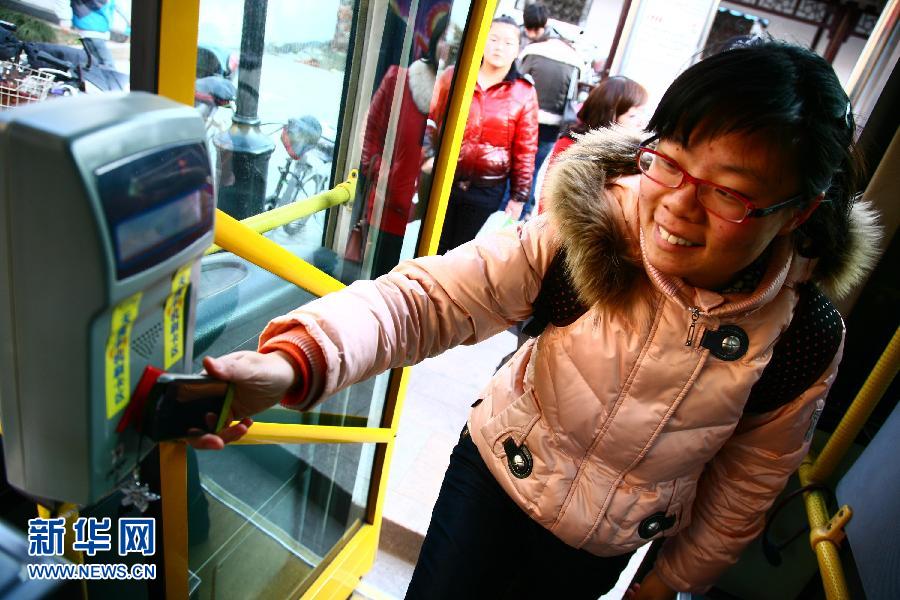 A woman pays her bus ticket by public transportation card in Nantong city of Jiangsu province on February 18. (Photo/ Xinhua)