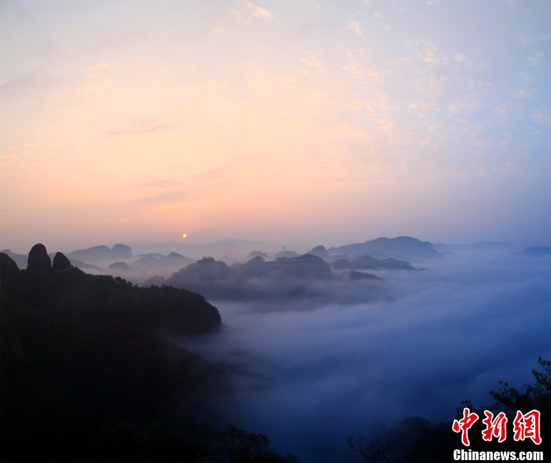 A sea of clouds looking like a majestic ink and wash painting appears in the sky over the  Wuyi Mountains scenic spot in south China's Fujian Province on Nov. 2, 2012.  (CNSPHOTO/ Yi Fan)