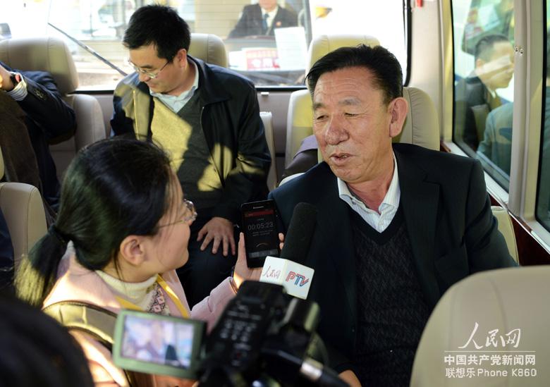 Wang Youde (R), a delegate to the 18th National Congress of the Communist Party of China (CPC) from northwest China's Ningxia Hui Autonomous Region, receives interview upon arrival in Beijing, capital of China, Nov. 5, 2012. The 18th CPC National Congress will be opened in Beijing on Nov. 8. (People's Daily Online/Lei Sheng)