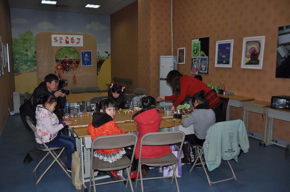 On November 4, journalists visit the Bazhou Youth After-school Activity Center, which is located on the 1st and 2nd floors of Bazhou Huaxia Museum of Private Collections in Bazhou city, Hebei province. It’s the second tour organized for journalists by the Press Center of the 18th National Congress of the Communist Party of China (CPC). (People’s Daily Online/Yan Meng)