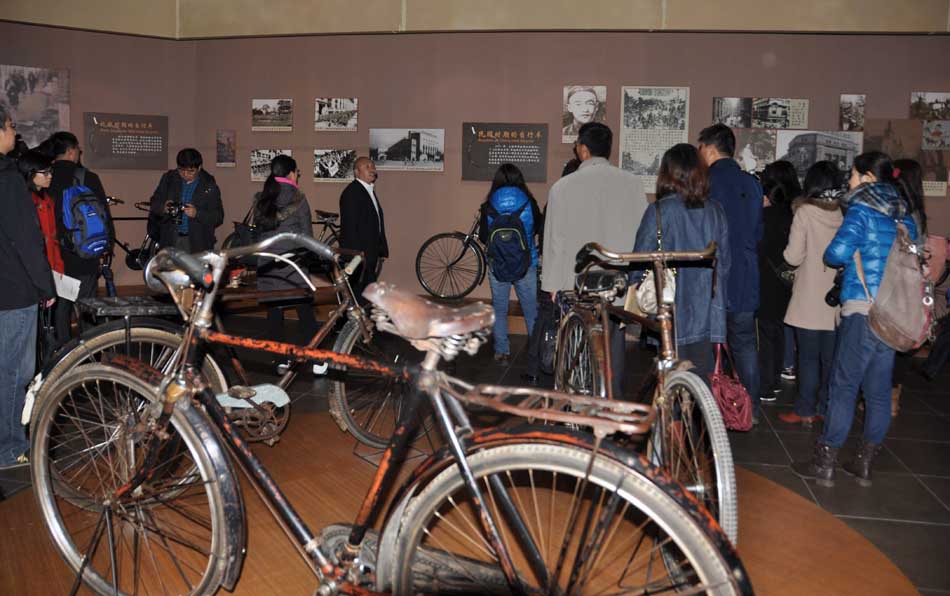 On November 4, journalists visit the Bazhou China Bicycle Museum. It is located at the 4th floors of Bazhou Huaxia Museum of Private Collections in Bazhou city, Hebei province. (People’s Daily Online/Yan Meng) 