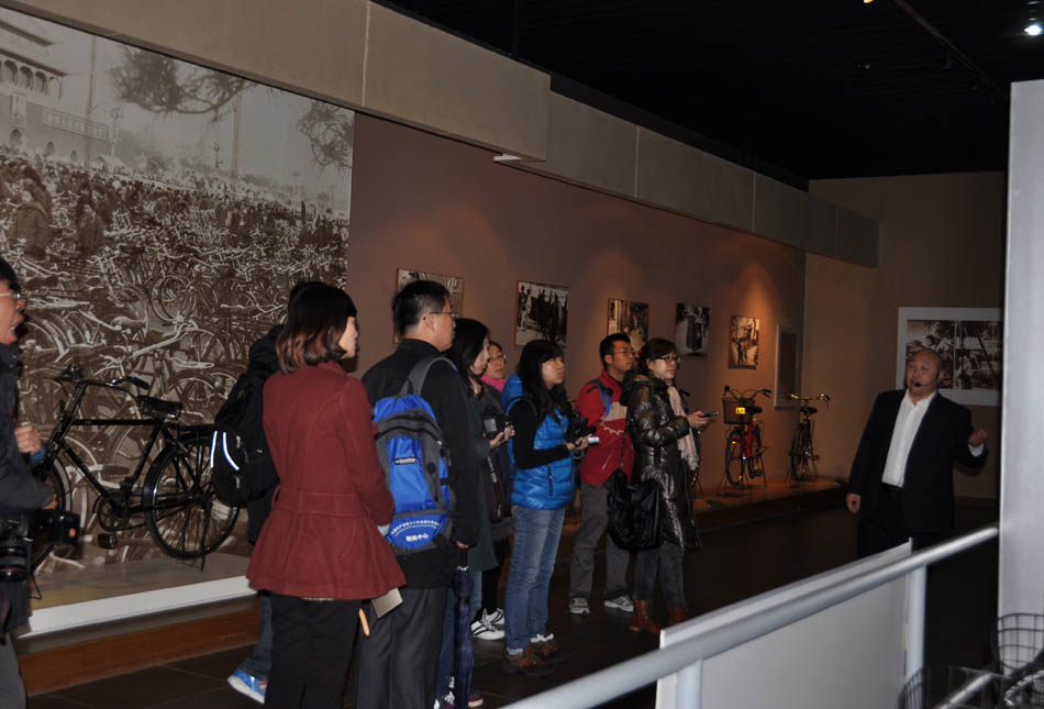 On November 4, journalists visit the Bazhou China Bicycle Museum. It is located at the 4th floors of Bazhou Huaxia Museum of Private Collections in Bazhou city, Hebei province. It’s the second tour organized for journalists by the Press Center of the 18th National Congress of the Communist Party of China (CPC). (People’s Daily Online/Yan Meng) 