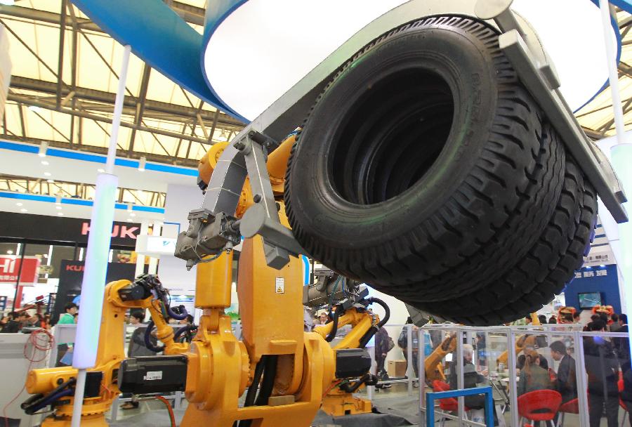 An industrial robot transports large equipment at the 2012 China International Industry Fair in east China's Shanghai Municipality, Nov. 6, 2012. The five-day Fair, which kicked off on Tuesday, is held in November annually since 1999. (Xinhua/Pei Xin) 