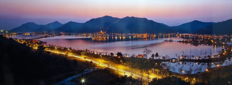 Photo shows the beautiful night scene of West Lake in Hangzhou, Zhejiang province.(People's Daily Online/ Jiang Jianhua)