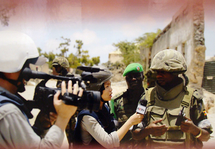 Photo shows reporters conducting interview in Somali famine-stricken areas. (People's Daily Online/ Jiang Jianhua)