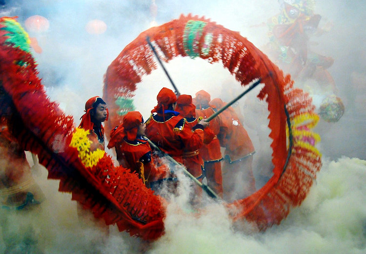 Photo shows Maolong Parade, one of China’s national intangible cultural heritages. (People's Daily Online/ Jiang Jianhua)