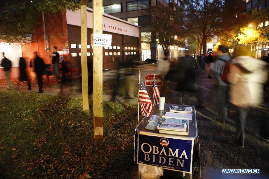 People queue up to vote outside a polling station in Arlington of Virginia, the United States, on Nov. 6, 2012. The quadrennial U.S. presidential elections kicked off Tueseday. (Xinhua/Fang Zhe) 