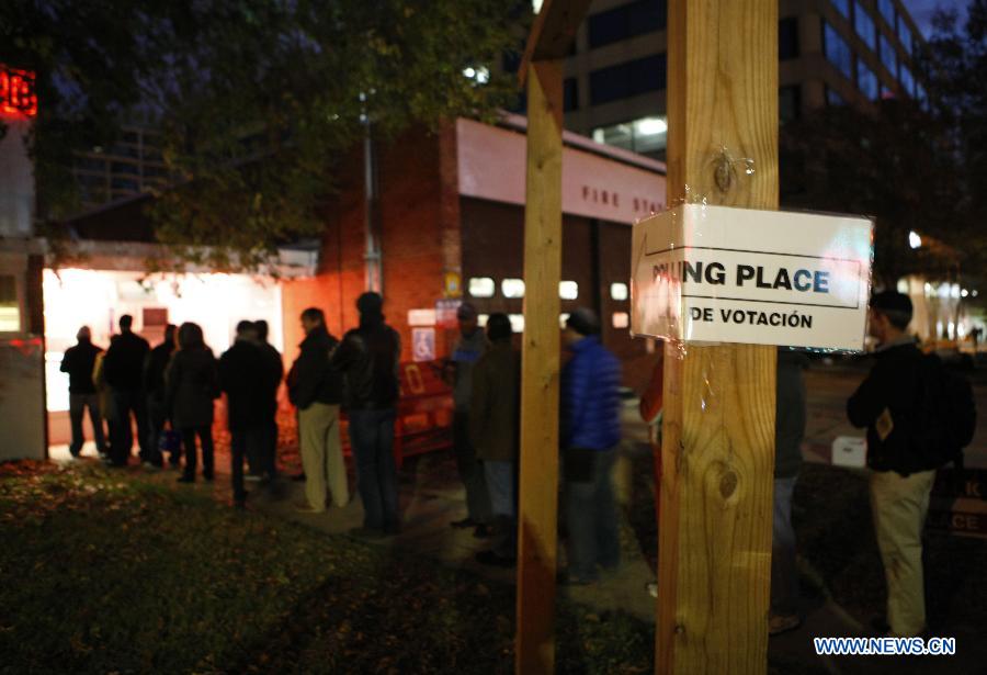 People queue up to vote outside a polling station in Arlington of Virginia, the United States, on Nov. 6, 2012. The quadrennial U.S. presidential elections kicked off Tueseday. (Xinhua/Fang Zhe) 