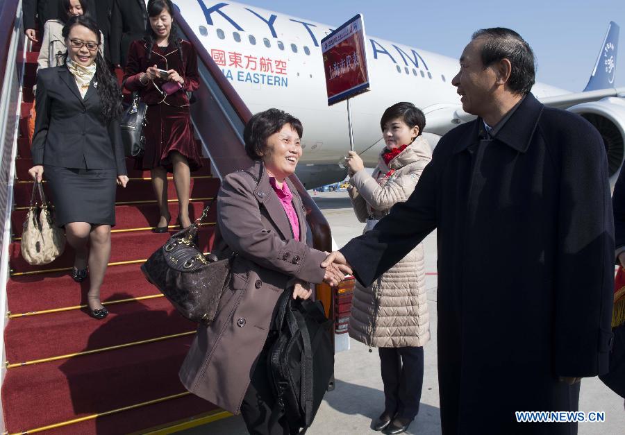 Delegates of the 18th National Congress of the Communist Party of China (CPC) from east China's Shanghai Municipality arrive in Beijing, capital of China, Nov. 6, 2012. The 18th CPC National Congress will be opened in Beijing on Nov. 8. (Xinhua/Wang Ye)
