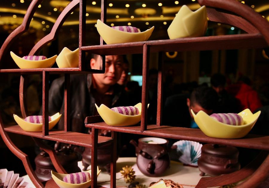 Visitors attend a cooking skill exchange activity in Zhenjiang City, east China's Jiangsu Province, Nov. 6, 2012. The exchange activity, launched by restaurant associations from eight cities of Jiangsu Province along the Yangtze River, opened here on Tuesday. (Xinhua/Xu Peiqin) 