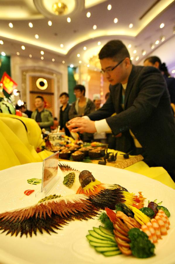 Visitors attend a cooking skill exchange activity in Zhenjiang City, east China's Jiangsu Province, Nov. 6, 2012. The exchange activity, launched by restaurant associations from eight cities of Jiangsu Province along the Yangtze River, opened here on Tuesday. (Xinhua/Xu Peiqin)