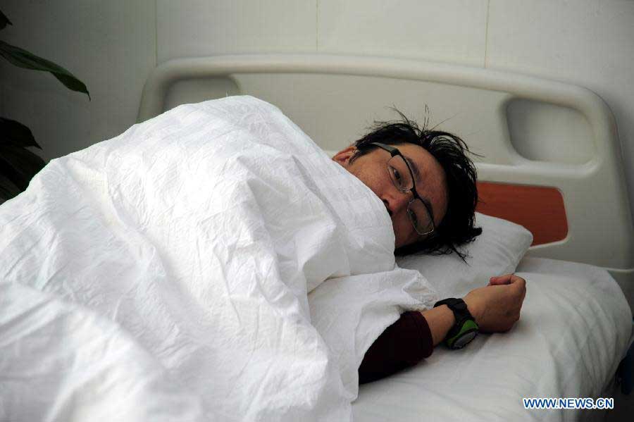 Ming Pingming, a Chinese tour guide, is offered further checkup at a hospital in Huailai County, north China's Hebei Province, Nov. 6, 2012. Four Japanese tourists, accompanied by a Chinese tour guide, became trapped by a snowstorm on a snow-covered mountain in Hebei on Nov. 3. Three Japanese tourists who went missing have been confirmed dead, local authorities said Monday. (Xinhua)