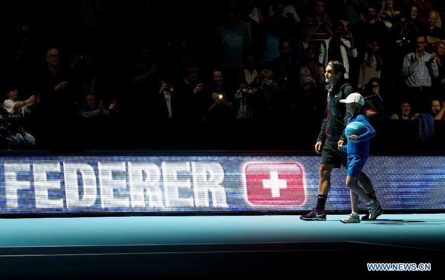 Roger Federer of Switzerland enters the arena prior to the men's singles Group B tennis match against Janko Tipsarevic of Serbia at the ATP World Tour Finals at the O2 Arena in London, Britain, on Nov. 6, 2012. Roger Federer won 2-0. (Xinhua/Tang Shi) 