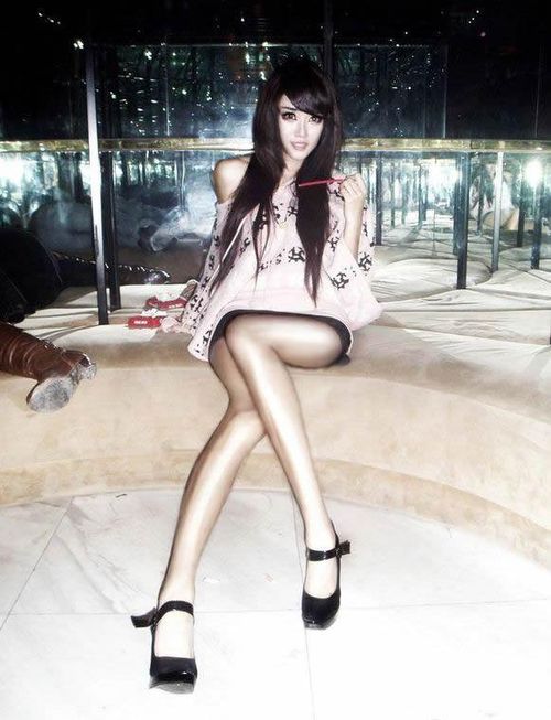 Kong Yansong, a student majoring in sports, attracted netizens by her pretty legs. (file photo)