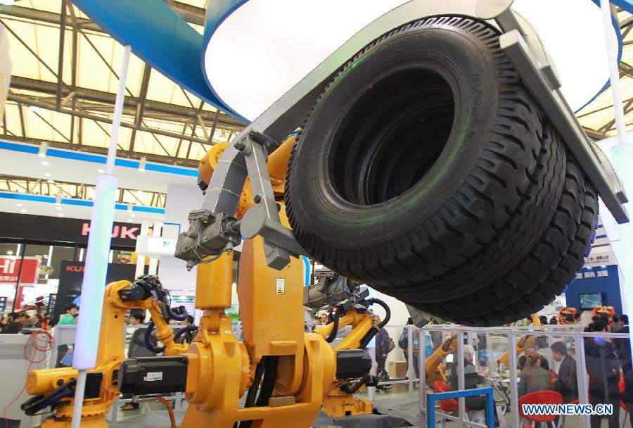 An industrial robot transports large equipment at the 2012 China International Industry Fair in east China's Shanghai Municipality, Nov. 6, 2012. The five-day Fair, which kicked off on Tuesday, is held in November annually since 1999. (Xinhua/Pei Xin) 