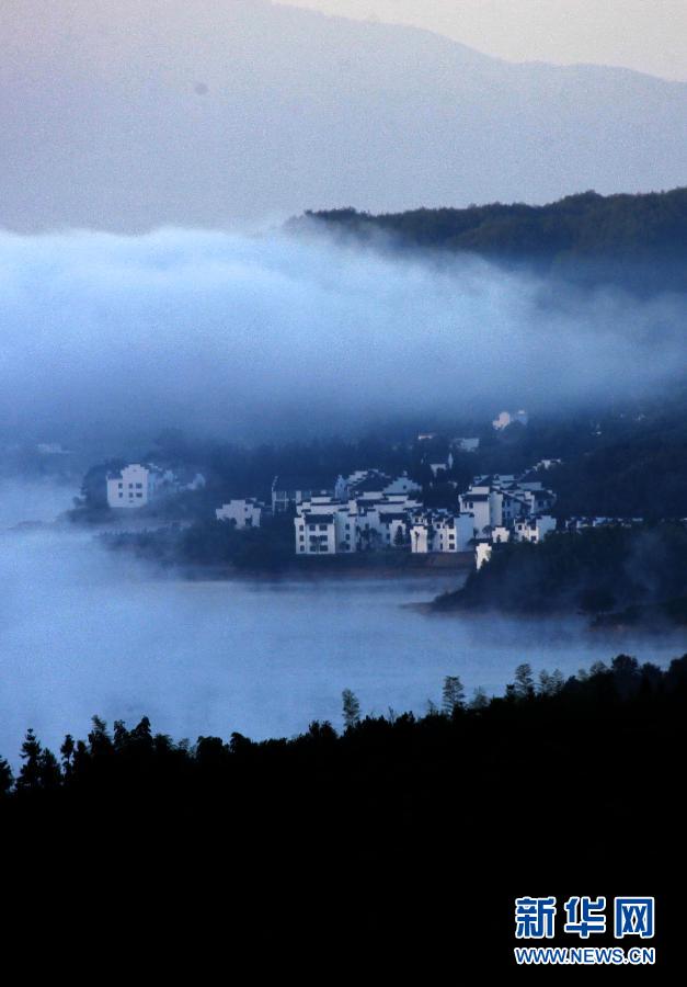 Photo taken on Nov.5, 2012 shows the beautiful autumn view in Tachuan village in Yi county in Anhui province. The Huizhou-style dwellings in Tachuan village at the foot of Mount Huang were shrouded in light fog after a morning rain, presenting the breathtaking scenery. (Xinhua/Shi Guangde)  