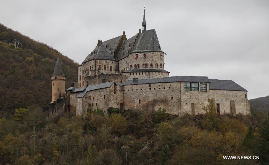 Photo taken on Nov. 4, 2012 shows Vianden Castle, Luxembourg. Vianden Castle was built between the 11th and 14th century on the foundations of a Roman castle and a Carolingian refuge. It is one of the largest and most beautiful feudal residences during the Romanesque and Gothic periods in Europe. (Xinhua/Yan Ting)