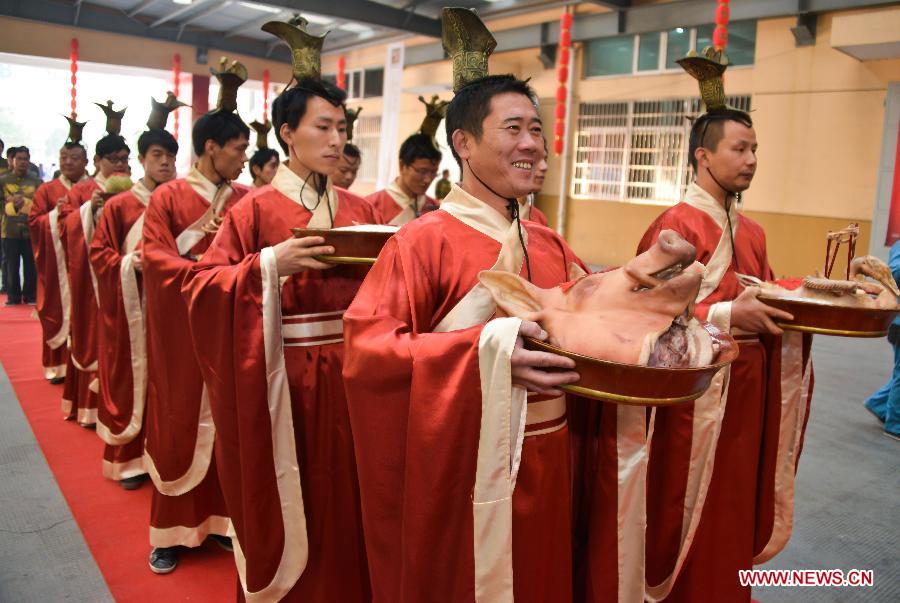 Workers dressed in traditional costumes perform brewing rituals during a ceremony at a rice wine brewery in Shaoxing, east China's Zhejiang Province, Nov. 7, 2012. (Xinhua/Xu Yu)