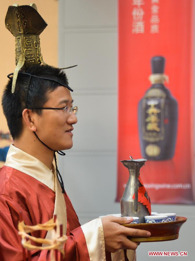 Workers dressed in traditional costumes perform brewing rituals during a ceremony at a rice wine brewery in Shaoxing, east China's Zhejiang Province, Nov. 7, 2012. (Xinhua/Xu Yu)