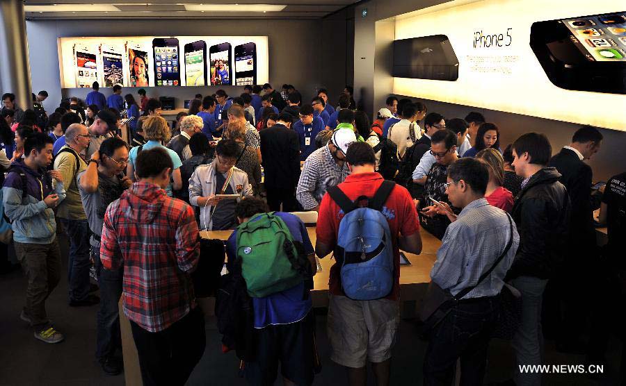 Customers choose Apple products in an Apple products store in south China's Hong Kong, Nov. 7, 2012. Apple products like iPhone 5, iPad mini sell well after they appeared on the market in Hong Kong in September last year.(Xinhua/Chen Xiaowei) 