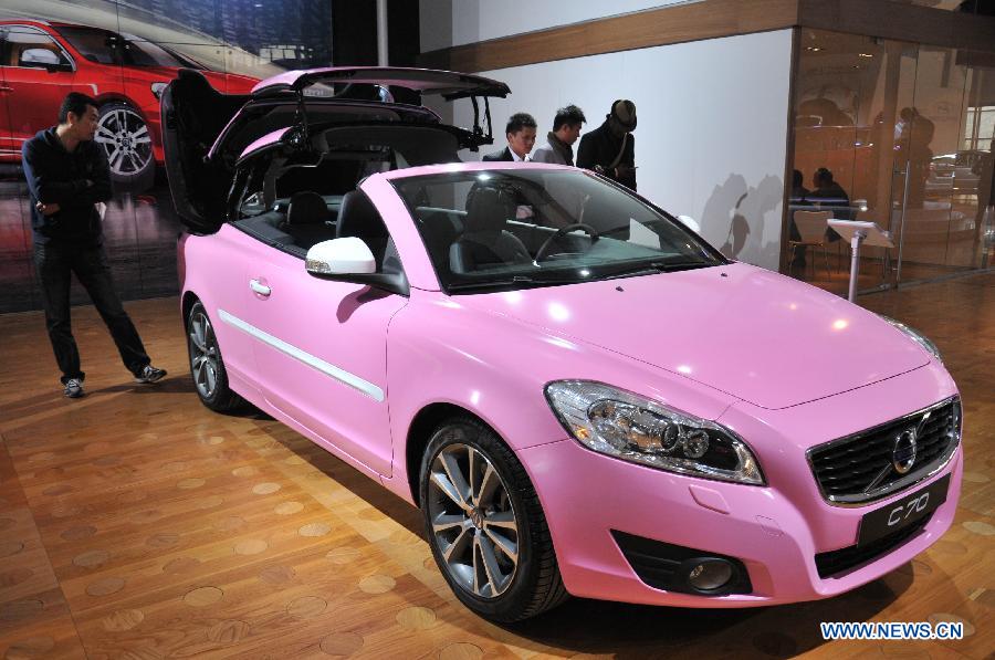 A visitor looks at a Volvo C70 at the 13th International Automobile Industry Exhibition in Hangzhou, capital of east China's Zhejiang Province, Nov. 7, 2012. The five-day exhibition, which kicked off on Wednesday, displays vehicles of 60 brands from both home and abroad. (Xinhua/Zhu Yinwei)