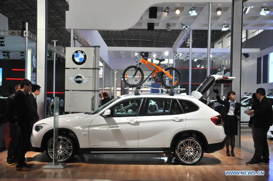 Photo taken on Nov. 7, 2012 shows the BMW pavilion at the 13th International Automobile Industry Exhibition in Hangzhou, capital of east China's Zhejiang Province. The five-day exhibition, which kicked off on Wednesday, displays vehicles of 60 brands from both home and abroad. (Xinhua/Zhu Yinwei)