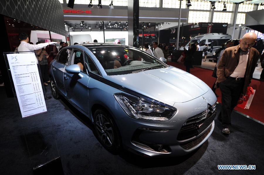 A vititor looks at a Citroen DS5 at the 13th International Automobile Industry Exhibition in Hangzhou, capital of east China's Zhejiang Province, Nov. 7, 2012. The five-day exhibition, which kicked off on Wednesday, displays vehicles of 60 brands from both home and abroad. (Xinhua/Ju Huanzong)