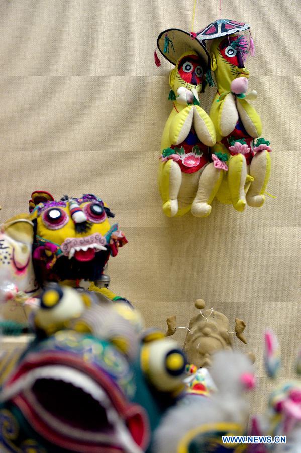 Photo taken on Nov. 7, 2012 shows puppets displayed at the folk arts museum of Shandong University of Art & Design in Jinan, capital of east China's Shandong Province. (Xinhua/Guo Xulei)