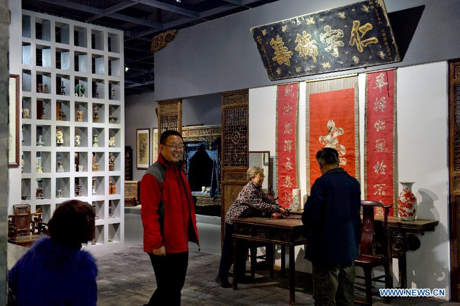 People visit the folk arts museum of Shandong University of Art & Design in Jinan, capital of east China's Shandong Province, Nov. 7, 2012. (Xinhua/Guo Xulei)
