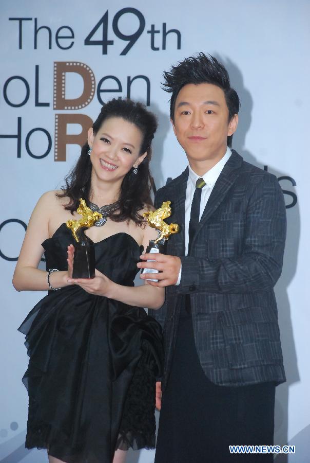 Hosts of the 49th Golden Horse Awards ceremony Bowie Tsang (L) and Huang Bo pose for photos at a press conference in Taipei, southeast China's Taiwan, Nov. 7, 2012. (Xinhua)