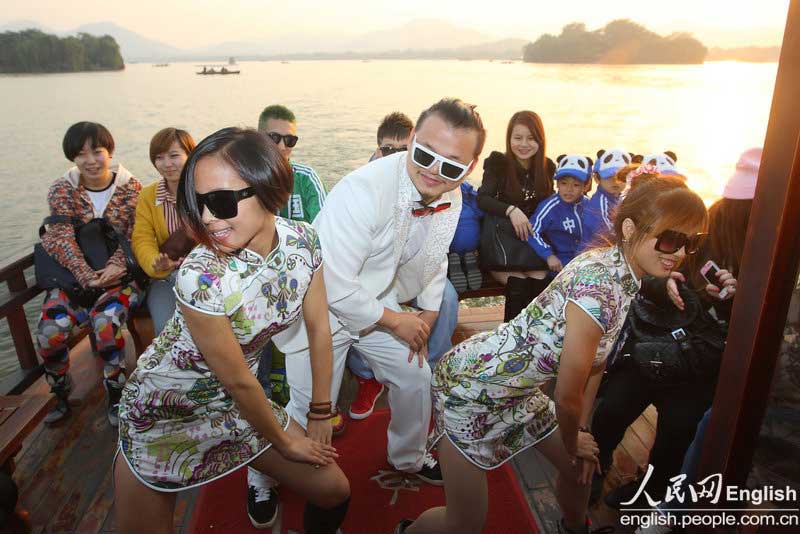 A group of hip-hop flash mobs dance 'Gangnam Style' on a boat in the West Lake in Hangzhou on Nov. 6. (CFP Photo)