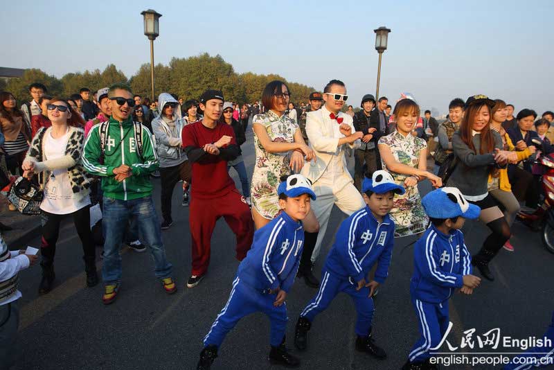 A group of hip-hop flash mobs dance 'Gangnam Style' beside the West Lake in Hangzhou on Nov. 6. (CFP Photo)