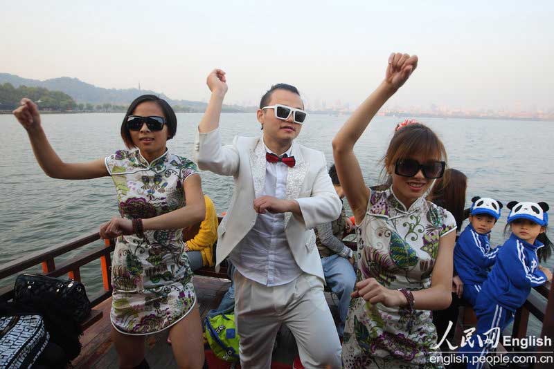 A group of hip-hop flash mobs dance 'Gangnam Style' on a boat in the West Lake in Hangzhou on Nov. 6. (CFP Photo)