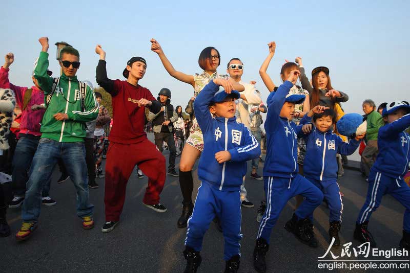 A group of hip-hop flash mobs dance 'Gangnam Style' beside the West Lake in Hangzhou on Nov. 6. (CFP Photo)