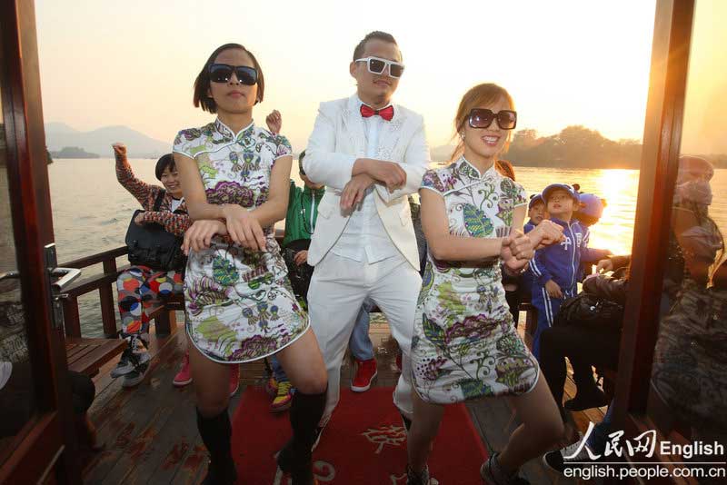 A group of hip-hop flash mobs dance 'Gangnam Style' on a boat in the West Lake in Hangzhou on Nov. 6. (CFP Photo)