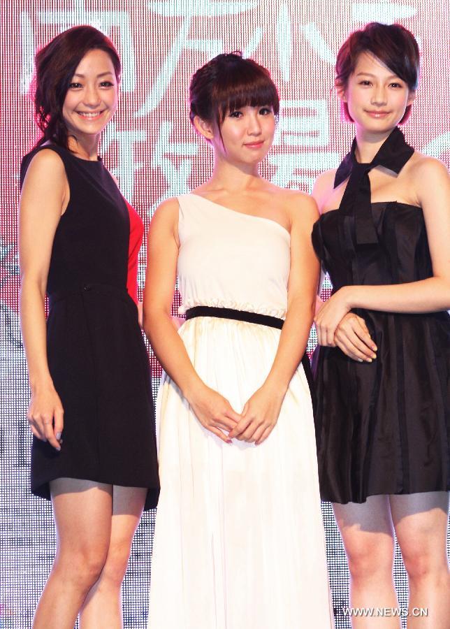 Actresses Nikki Hsin-Ying Hsieh (L), Man-Shu Chien (C) and Sawyer Kuak pose for pictures at the premiere of director Chi-Jan Hou's new film "When a Wolf falls in love with a Sheep" in Taipei, southeast China's Taiwan, Nov. 6, 2012. (Xinhua) 