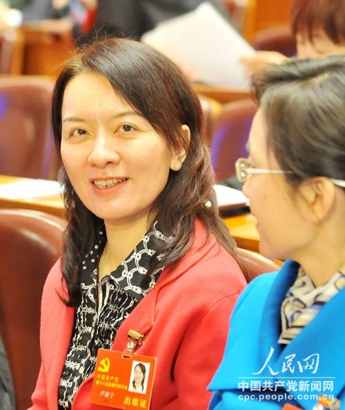 Photo taken on Nov. 8 shows a delegate of the 18th National Congress of the CPC attending the opening ceremony of the Party congress held on Thursday morning. (People’s Daily Online/ Weng Qiyu)