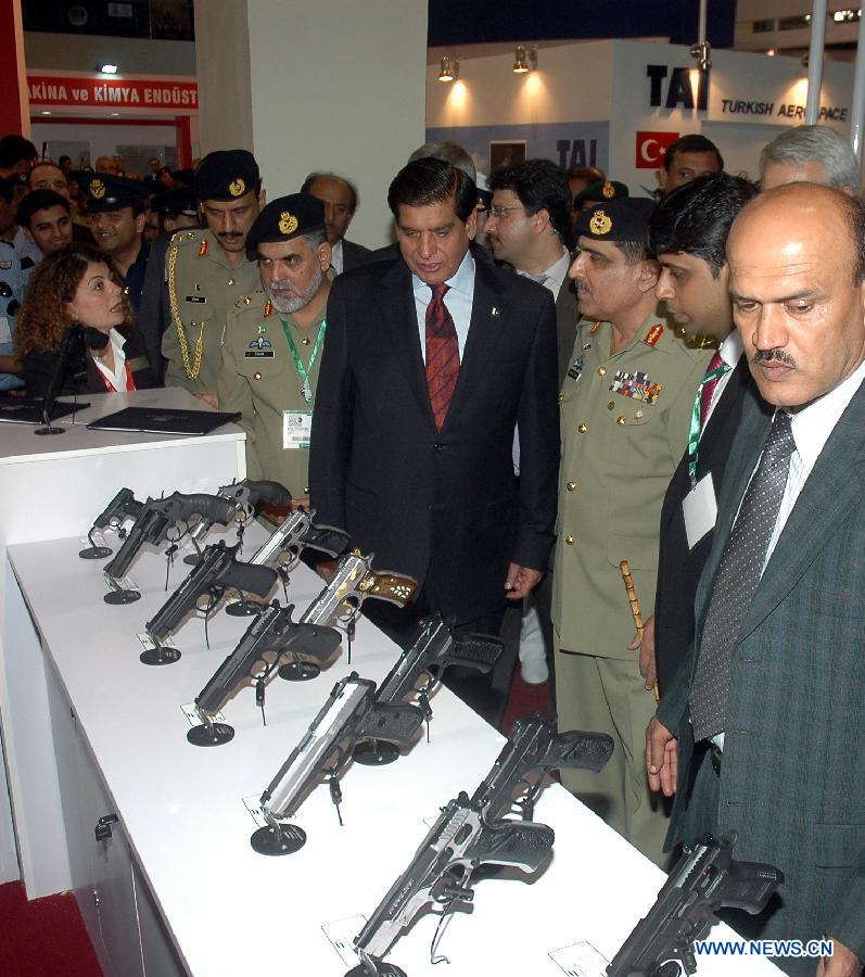 Pakistani Prime Minister Raja Pervaiz Ashraf (C) visits the five-day International Defense Exhibition at the expo center in southern Pakistani port city of Karachi, Nov. 7, 2012. A total of 135 foreign and 74 Pakistani firms participated in the international defense exhibition which kicked off here on Wednesday. (Xinhua) 