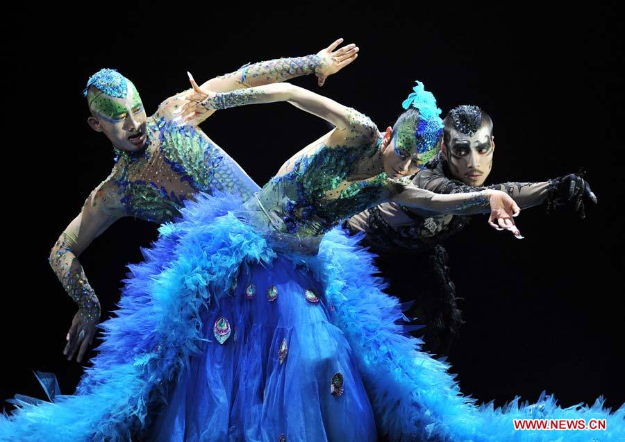 Chinese dancing master Yang Liping's dance drama "The Peacock" is staged in Qingdao, a coastal city in east China's Shandong Province, Nov. 7, 2012. Yang started her six-month performing tour of "The Peacock" last August in Kunming, capital of southwest China's Yunnan Province. She will end her dancing career after the tour in 25 cities in China. (Xinhua/Li Ziheng) 